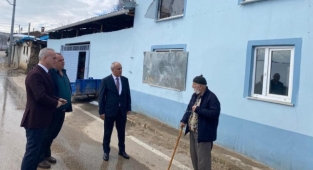 Evi kül olan aileye belediye başkanı sahip çıktı