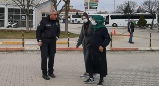Evine giren hırsızları dedektif gibi takip etti