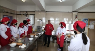 Geleceğin kadın baklava ustaları yetişiyor