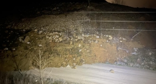 Heyelan nedeniyle yol ulaşıma kapandı