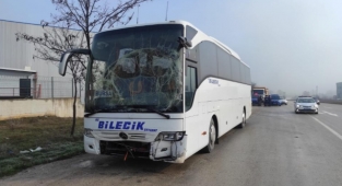İşçi servisi sis sebebiyle kamyona çarptı