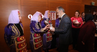 Kadınlar, günlerini üreterek kutladı