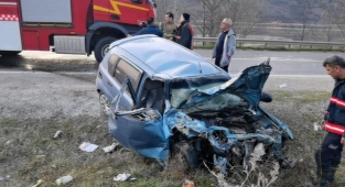 Kamyonet ile otomobil kafa kafaya çarpıştı: 1'i ağır 2 yaralı