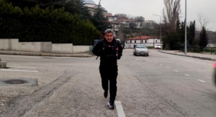 Kar kış demeden her gün işten evine koşarak gidiyor