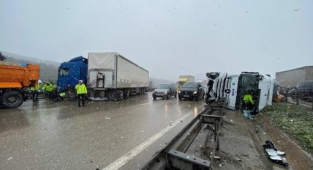 Kar yağışı beraberinde kazaları getirdi
