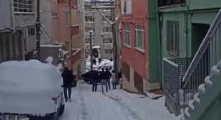 Kayan araç doğalgaz kutusuna çarptı