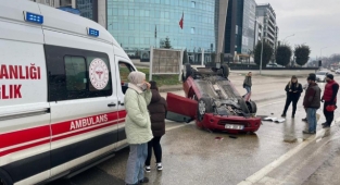 Kayganlaşan yolda kontrolden çıkıp takla attı