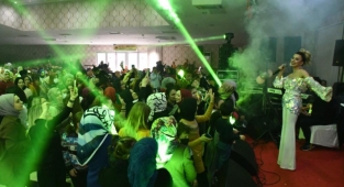 Kestelli kadınlar matinede doyasıya eğlendi