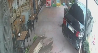 Kontrolden çıkan otomobil kafeye daldı