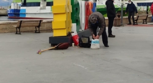Laf atma tartışmasında sokak sanatçısının sazı kırıldı