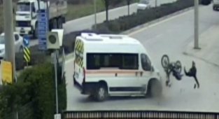 Minibüs'le çarpışan motosikletin sürücüsü böyle havalandı