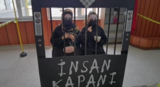 Öğrenciler 40 dakika hareketsiz durarak mesaj verdiler