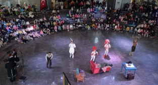 Osmangazi’de çocuklar tiyatroyla eğlendi