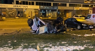 Otomobil taklalar atarak 50 metre sürüklendi: 2 ölü