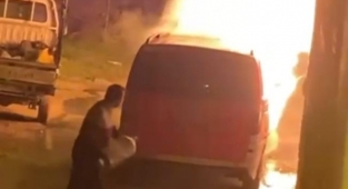 Park halindeki otomobil alev alev yandı
