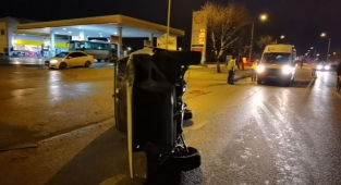 Refüje çarpan otomobil metrelerce sürüklendi: 1 yaralı