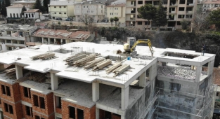 Şehrin siluetini bozan binada yıkım başladı