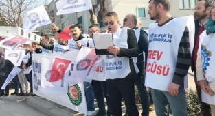 Sendika üyesi işçiyi çıkaran fabrika önünde eylem