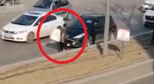 Seyir halindeki araçların önüne atladı!