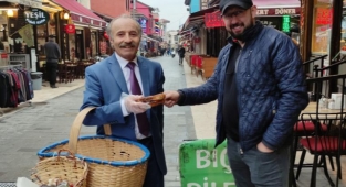 Simitçiyi gören iş adamı sanıyor