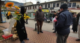 Sokakta stokçu arayan arı adam taktir topladı