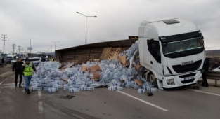 Su yüklü tırla otomobil çarpıştı 1 kişi yaralandı