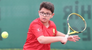 Tenis heyecanı Hüdavendigar kortlarında yaşanıyor
