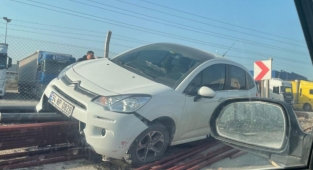 Tırdan borular anayola savruldu, araçlar kaza yaptı