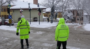 Trafik polislerinin karla mücadelesi takdir topladı