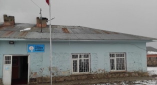 Üniversiteli gençlerden ilkokul öğrencilerine hediye