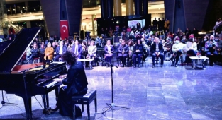 Ünlü piyanist, Fetih Müzesi’nden dünyaya seslendi