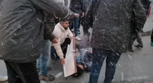 Yaralıyı kar yağışından kartonla korudular
