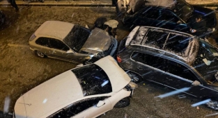 Yol buz pistine döndü : 11 araç birbirine girdi