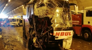 Zincirleme kazada bacakları kopan genç hastanede hayatını kaybetti