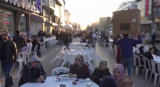 12 bin kişi aynı sofrada iftar yaptı