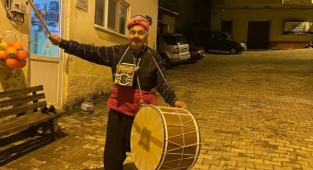 75 yaşındaki davulcu, köyü sahura kaldırıyor