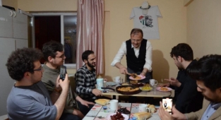 AK Parti Bursa milletvekilleri sahuru öğrencilerle yaptı