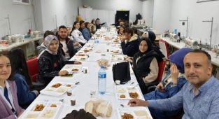 Aşçı öğrencilerden arkadaşlarına iftar