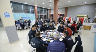 Başkan Yılmaz, görev başındaki polislerle iftar açtı