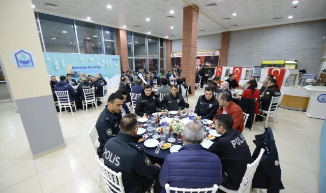Başkan Yılmaz, görev başındaki polislerle iftar açtı