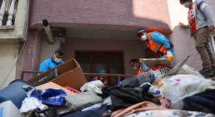 Bayram öncesi bir evden 4 kamyon çöp çıktı