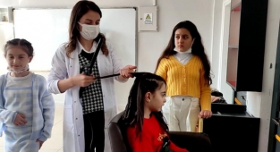 Bu müzeyi gezen öğrencilere ücretsiz saç bakımı yapılıyor