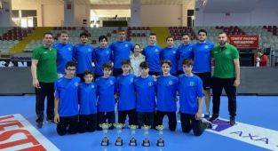 Bursa Büyükşehir voleybol takımları 5 kupa kazandı