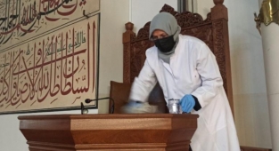 Bursa Ulu Cami'de Ramazan temizliği
