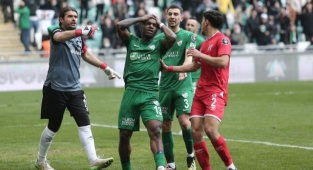 Bursaspor’da Thievy Bifouma süresiz kadro dışı bırakıldı