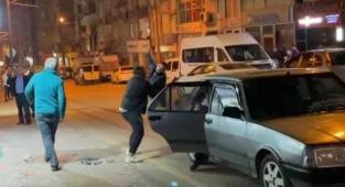 Cadde ortasında bıçaklı kavga...