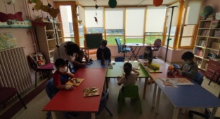 Çocuklar kollarında serumlarla eğitim görüyor