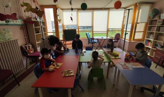 Çocuklar kollarında serumlarla eğitim görüyor