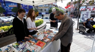 Dünya Kitap Hediye Etme Gününde 2 bin kitap dağıtıldı