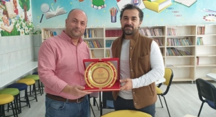 Dünyaca ünlü ekonomistten okul kütüphanesine büyük destek